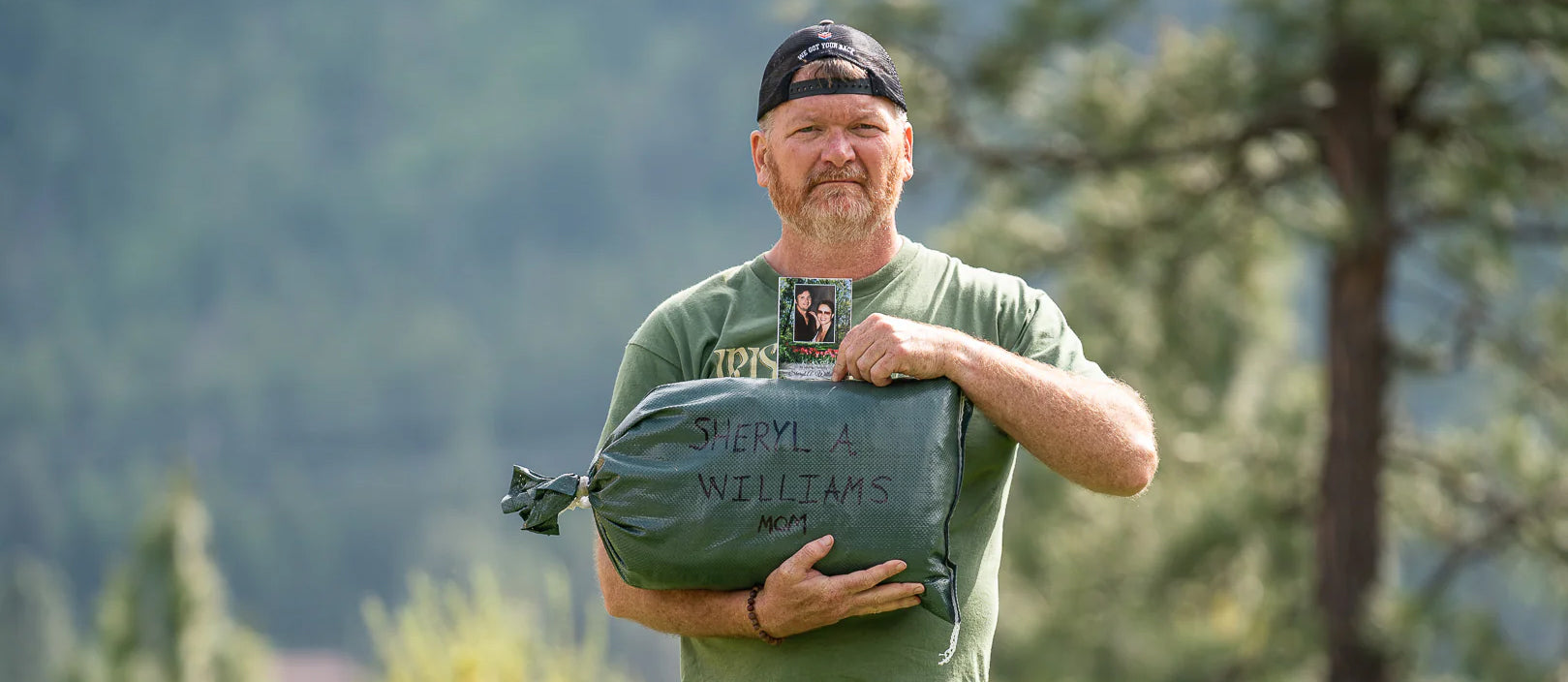 Veteran honoring another soldier